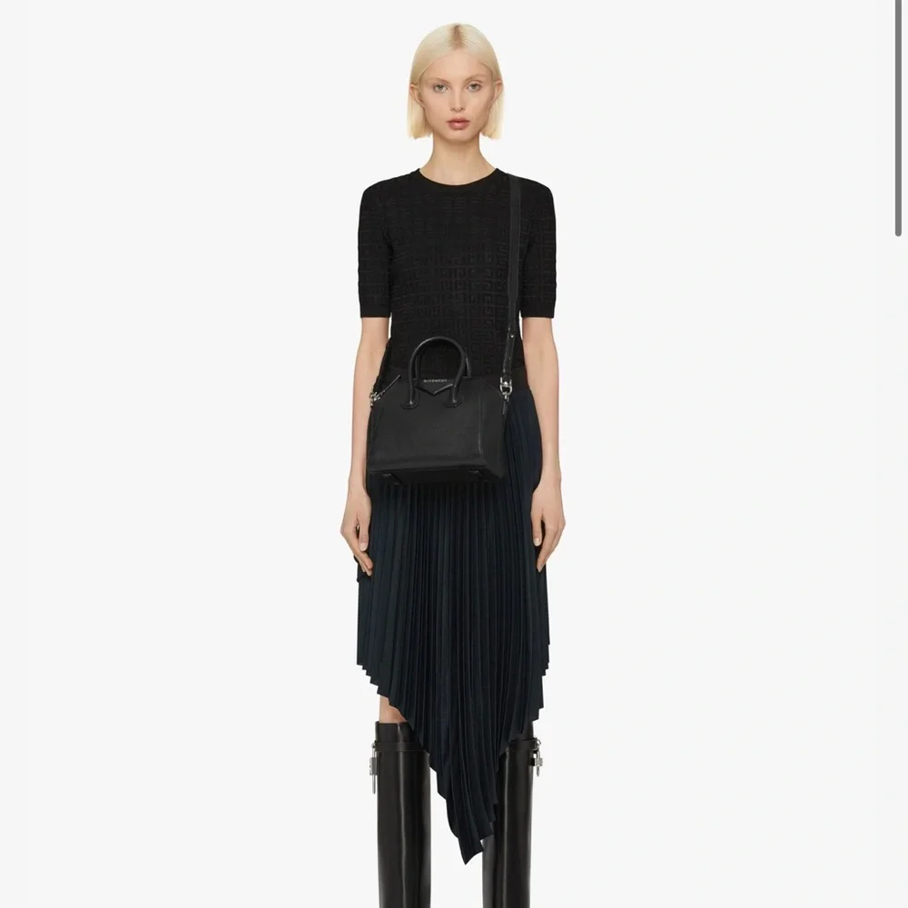 Givenchy Mini Antigona in Black Grained Leather - Picture 2 of 16